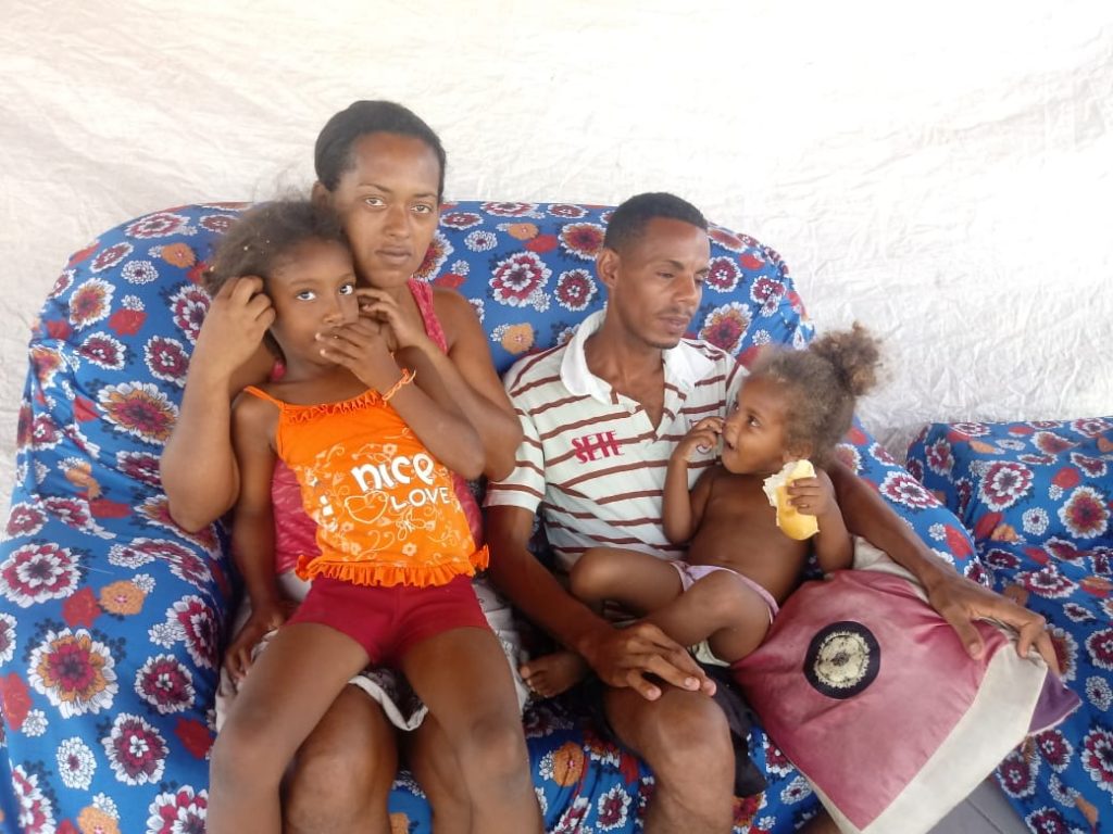 Itamaraju: Família alojada em praça apela por moradia