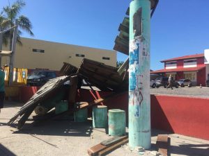 Caminhão derruba ponto de ônibus em Porto Seguro