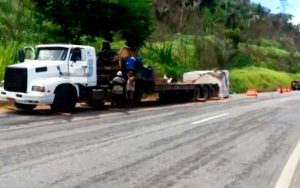 Retirada a pedra de granito que interditava trecho da BR-101