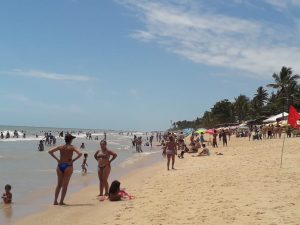 Calor intenso leva banhistas às praias neste domingo