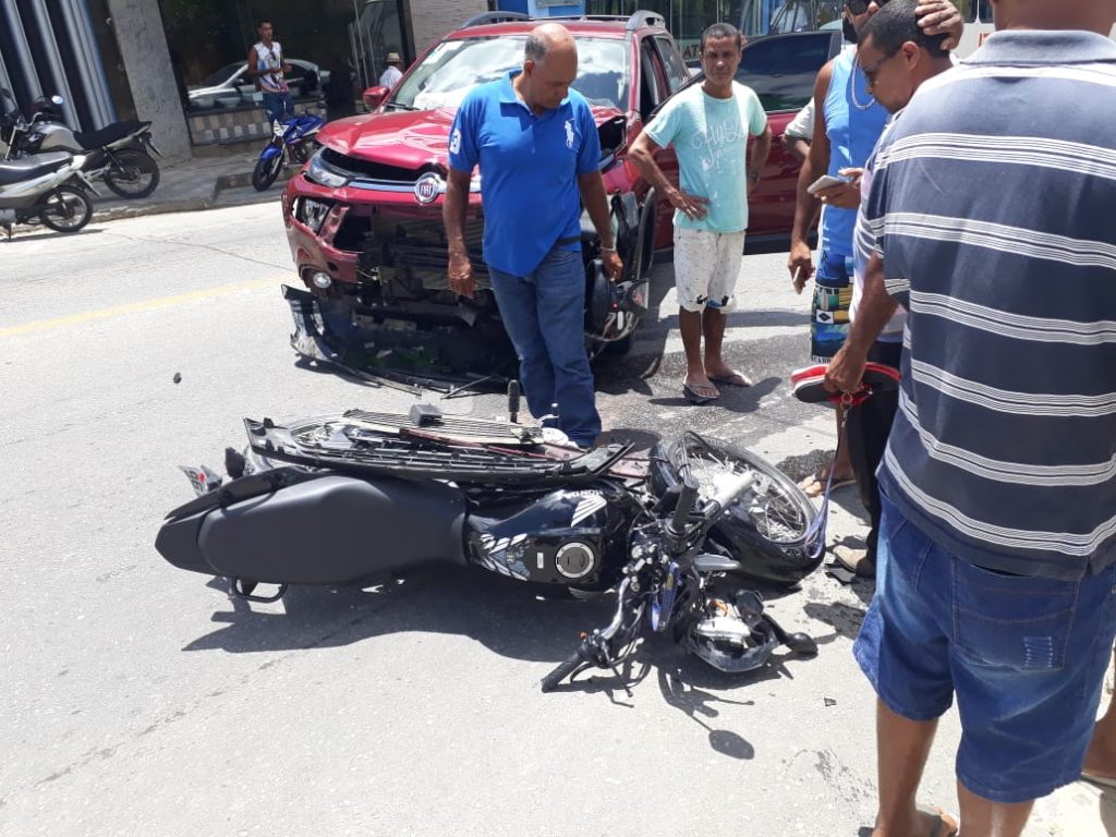 Motociclista fica ferido em colisão no centro de Itamaraju