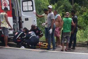 Dois feridos em batida entre moto e carro na BR-101