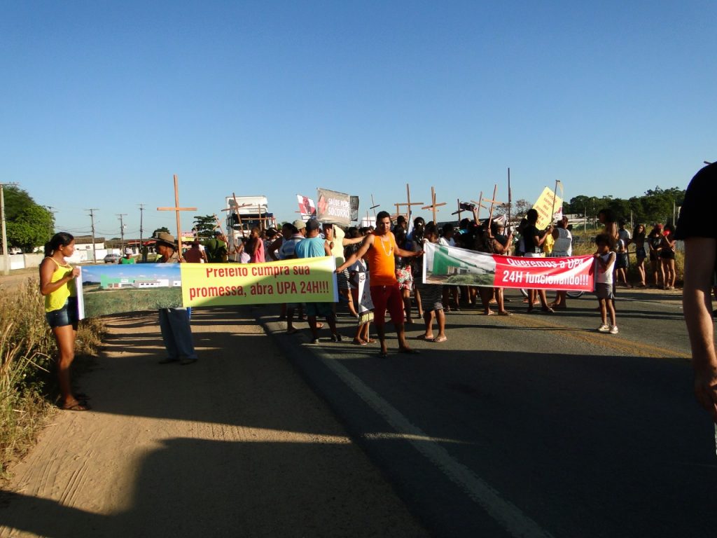 Manifestantes fecham BR-101 pela abertura da UPA 24h de Itamaraju