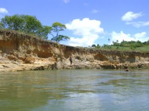 Menino de 4 anos morre após se afogar em rio de Itanhém