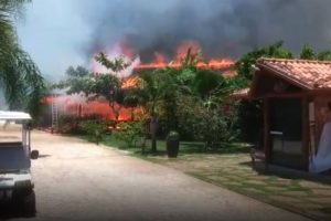 Fogo em lixo se alastra e incêndio atinge hotel em Porto Seguro