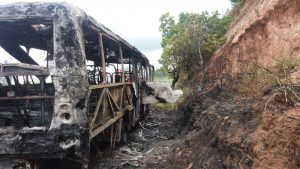 Ônibus fica destruído após pegar fogo na BR-101 em Caravelas