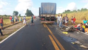 Casal morre em acidente entre duas carretas e moto na BR-101