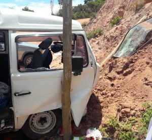 Veículo perde o freio e bate em barranco no litoral de Prado