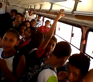 Itamaraju: Vídeo mostra ônibus escolar lotado com crianças em pé