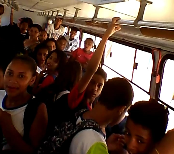 Ônibus escolar superlotado, com 74 crianças, é parado pela PM no