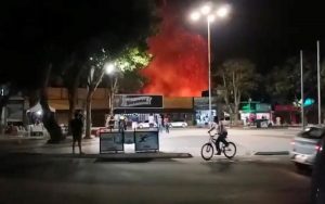 Incêndio em vegetação no centro de Eunápolis assusta moradores