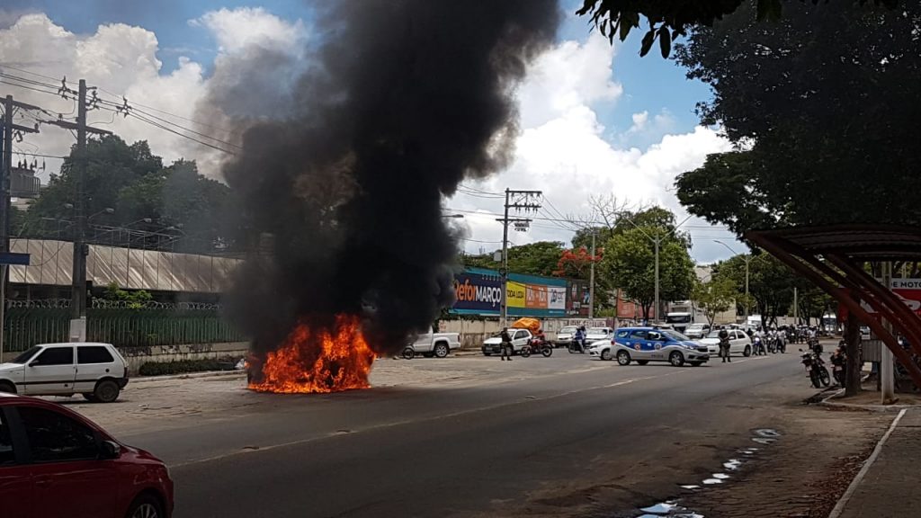 Teixeira: Veículo pega fogo no centro e fica totalmente destruído