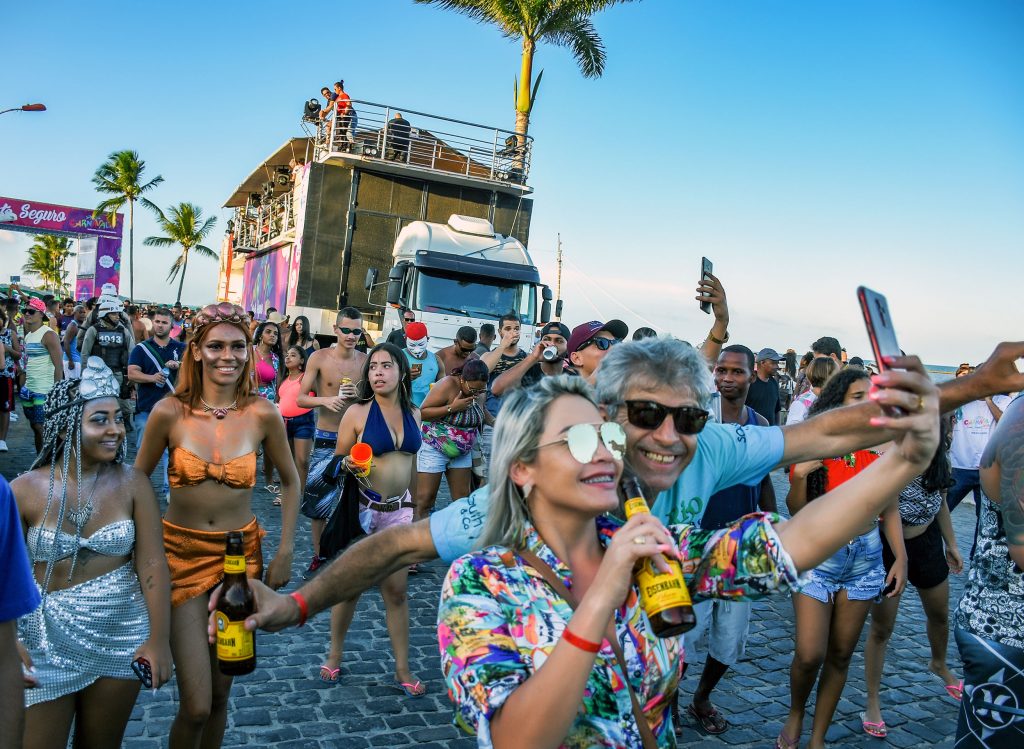 Carnaval à beira mar agita 8 cidades do extremo sul