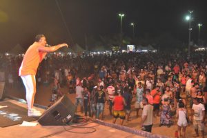 Primeira noite de Carnaval de Mucuri leva multidão para a rua