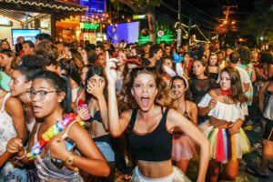 Porto Seguro: Blocos arrastam foliões no quarto dia de Carnaval