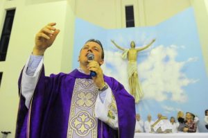 Paróquia Nossa Senhora de Fátima promove show com padre Azequiel