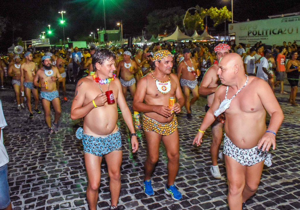 Irreverência e alegria marcam o Carnaval Cultural de Porto Seguro
