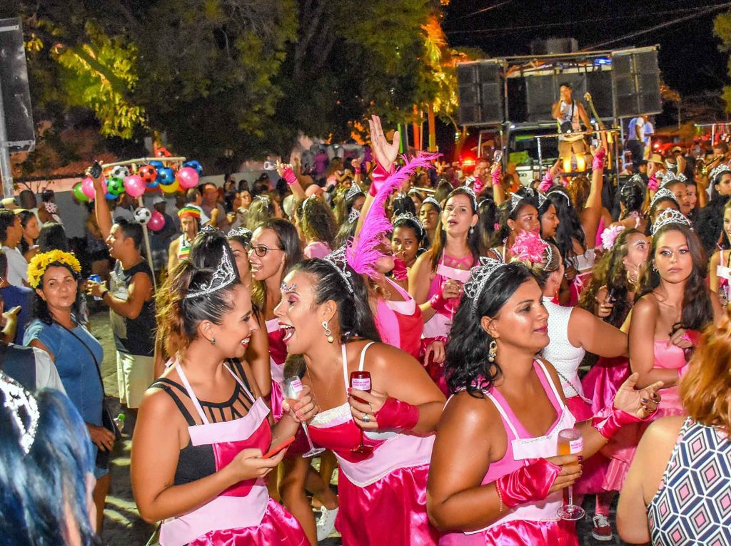 Irreverência e alegria marcam o Carnaval Cultural de Porto Seguro