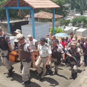 Itamaraju: Sepultamento de militar é marcado por comoção