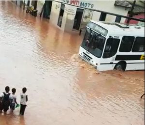 Chuva intensa deixa ruas de Itabela alagadas