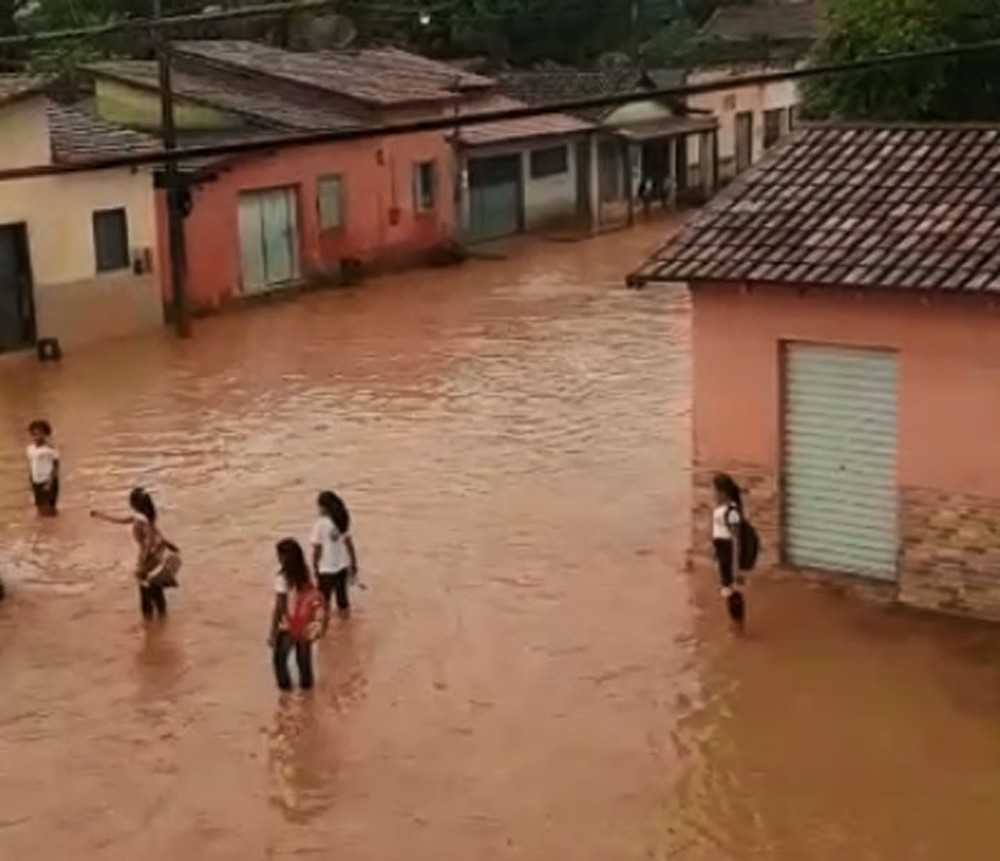 Chuva intensa deixa ruas de Itabela alagadas