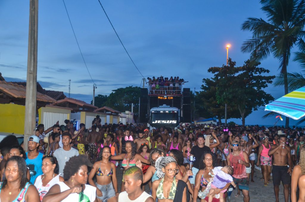 Arrastão com Papazoni encerra carnaval de Alcobaça