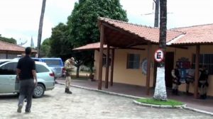 Jovem invade casa e esfaqueia mãe de desafeto em Porto Seguro