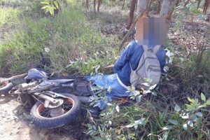 Motociclista bate em árvore e morre com a cabeça presa