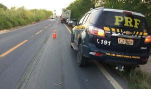 Ciclista morre atropelado por carreta na BR-101