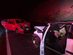 Carros batem de frente e quatro pessoas ficam feridas na BR-101