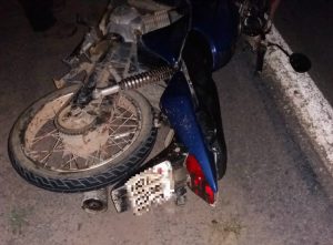 Motociclista morre e namorada fica ferida em batida na BR-101