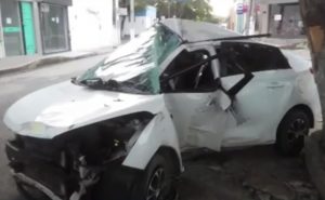 Jovem fica gravemente ferido após carro bater em árvore