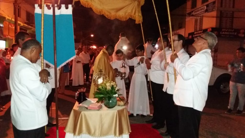 Itamaraju: Devotos participam de procissão de Corpus Christi