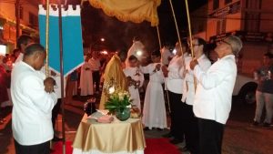 Itamaraju: Devotos participam de procissão de Corpus Christi