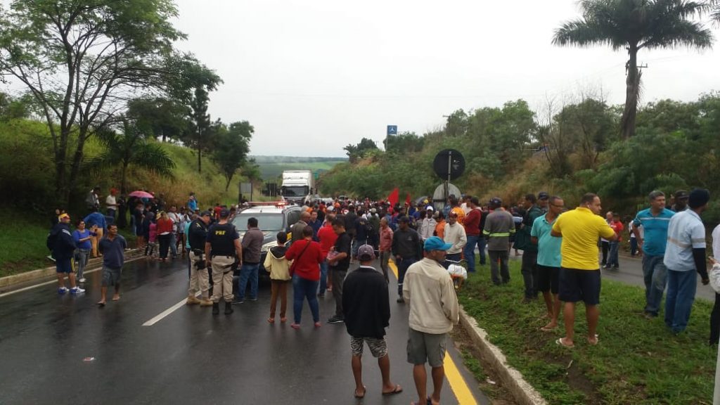 Manifestantes fecham rodovias contra reforma da Previdência