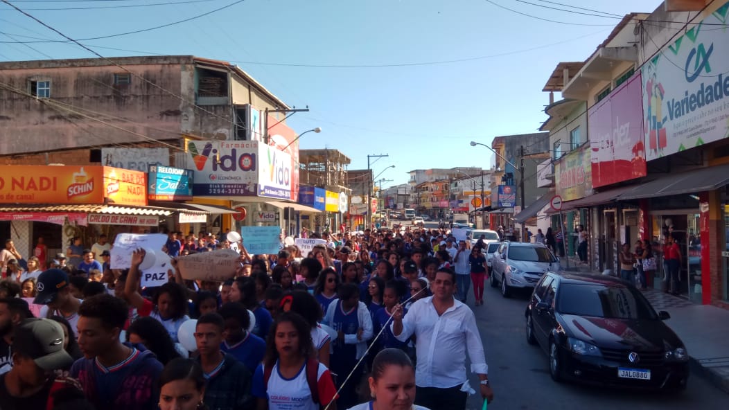 Estudantes realizam Caminhada Pela Paz em Itamaraju