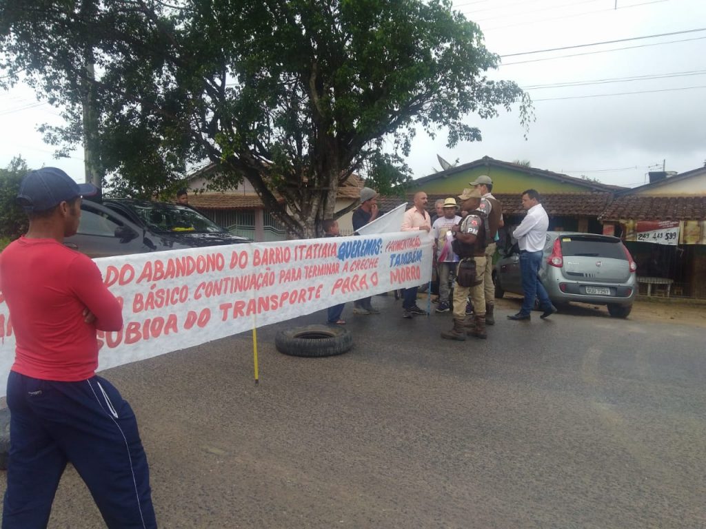 Itamaraju: Moradores fecham BA-489 em protesto contra buracos
