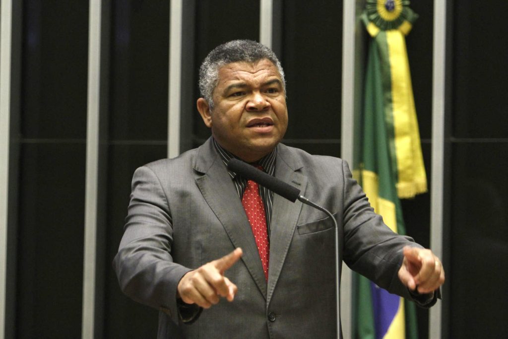 Com discurso inflamado, Valmir defende Lula e detona Bolsonaro