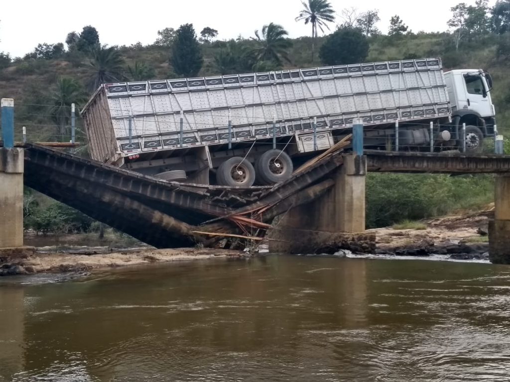 Ponte desaba com caminhão de boi na zona rural de Itamaraju