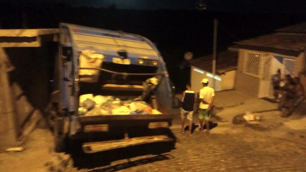 Itamaraju: Caminhão de lixo perde freio e atinge marquise de casa