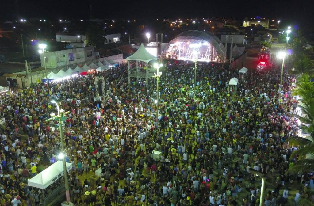 Área de eventos lota na 2ª noite de carnaval em Mucuri