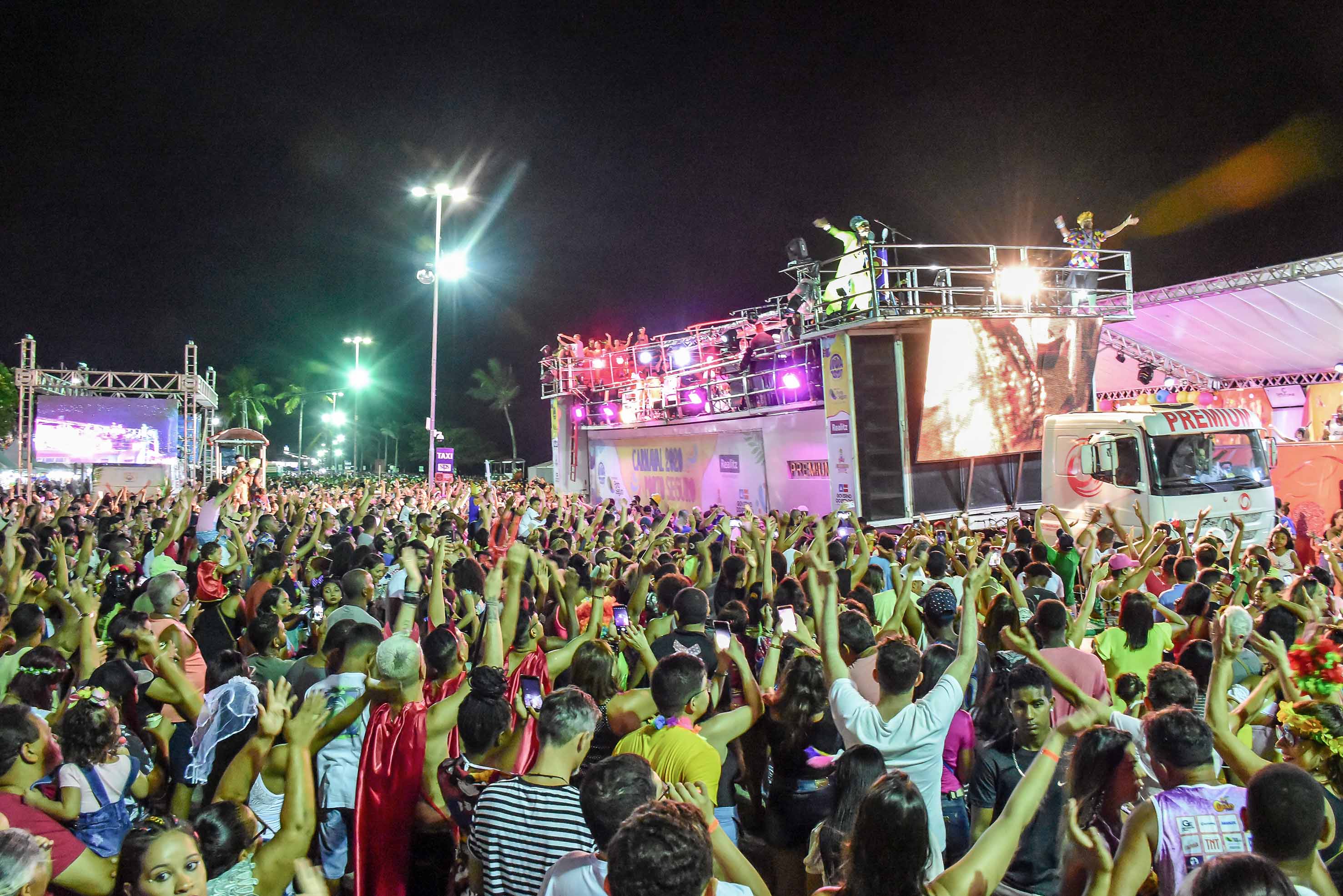 Carlinhos Brown comandou a Passarela na segunda noite do Carnaval
