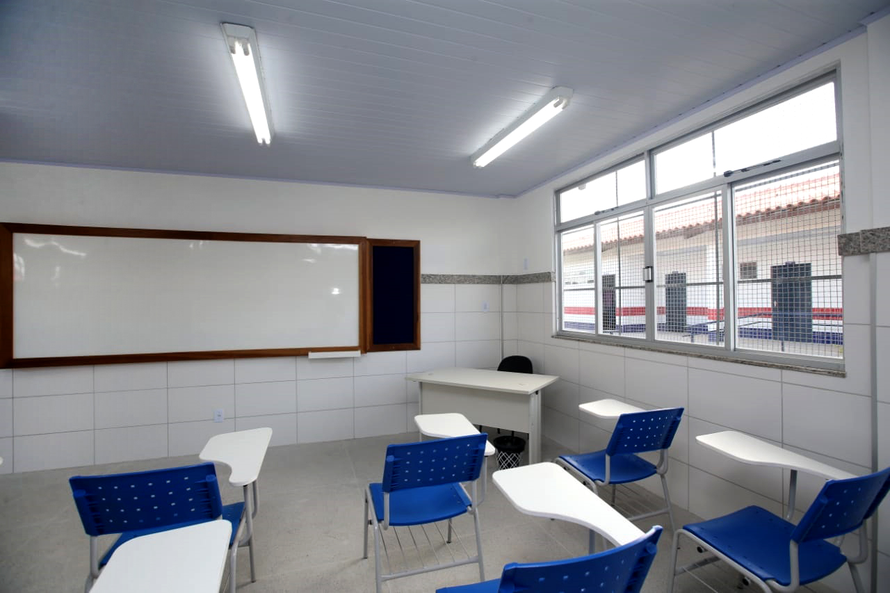 Governo entrega nova escola em assentamento no município de Prado
