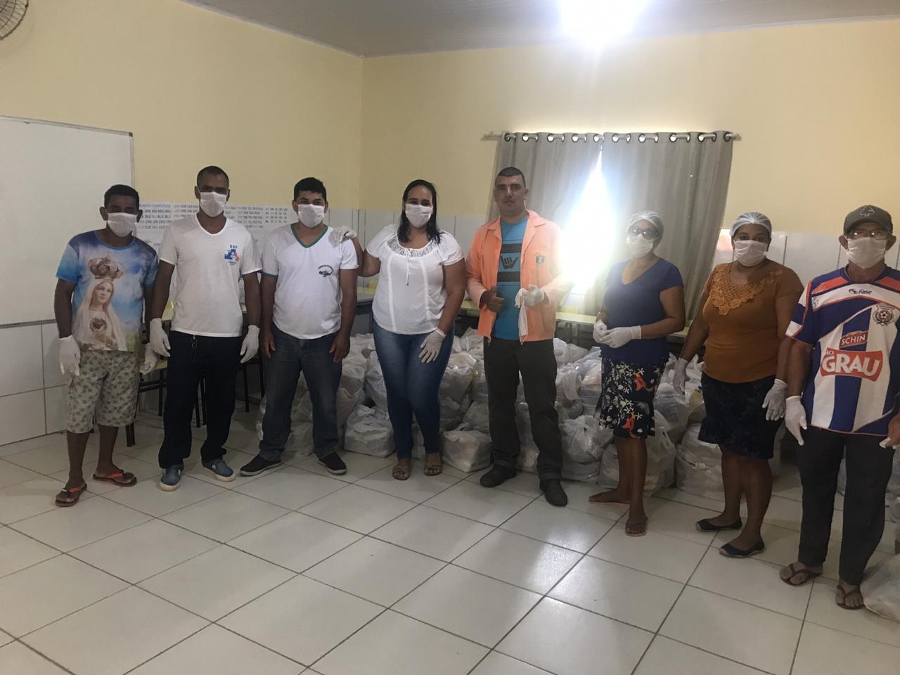 Jucuruçu: Prefeitura distribui cestas-básicas e peixe na Semana Santa