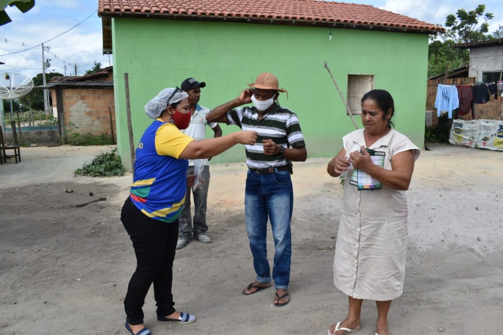 Alcobaça realiza ação de conscientização e distribuição de máscaras em distritos