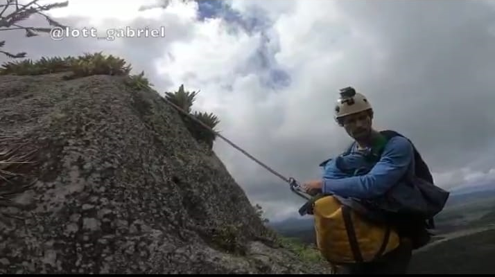 Itamaraju: Monte Pescoço registra primeiro voo de wingsuit; veja o vídeo
