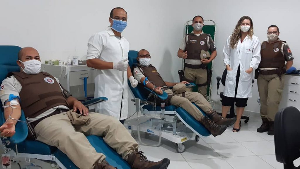 Policiais da 43ª CIPM realizam doação de sangue no Hemoba de Teixeira de Freitas
