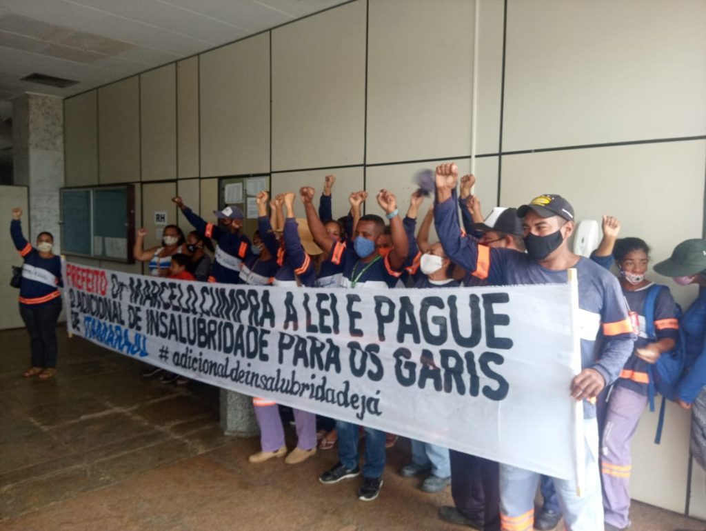 Itamaraju: Garis realizam protesto em frente a prefeitura para cobrar insalubridade