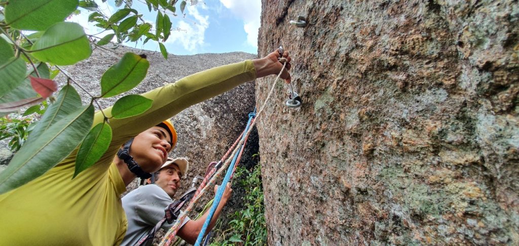 Itamaraju: Mulher realiza proeza de chegar até o cume do Monte Pescoço
