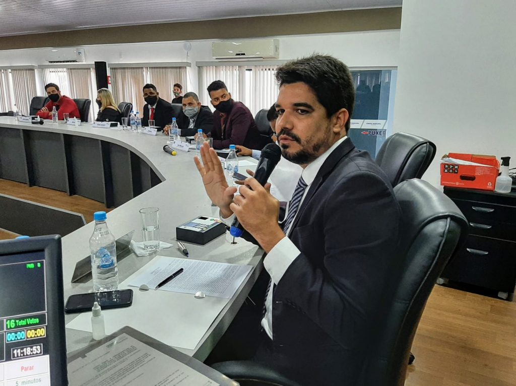 Eunápolis: Câmara suspende tramitação das contas de Robério Oliveira